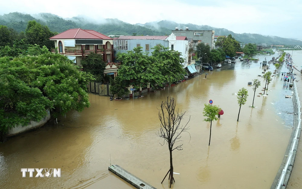 Đường Phạm Văn Xảo, phường Lào Cai, thành phố Lào Cai bị lũ tràn vào, ngập trong biển nước lúc 11g30 ngày 9/9. (Ảnh: Quốc Khánh/TTXVN)