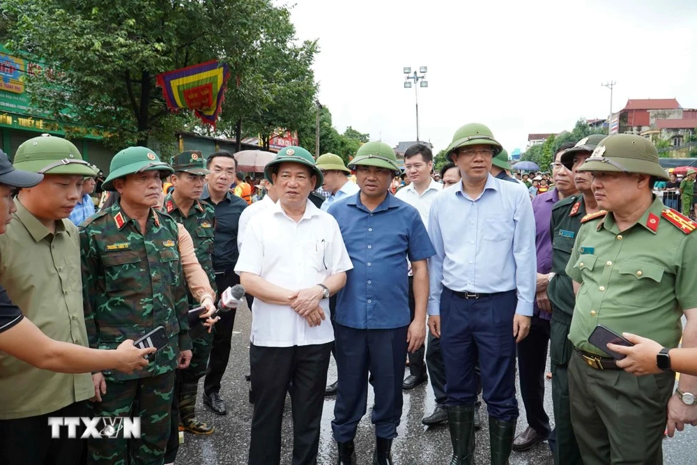 Phó Thủ tướng Hồ Đức Phớc kiểm tra công tác phòng, chống mưa lũ tại thành phố Thái Nguyên. (Ảnh: Trần Trang/TTXVN)