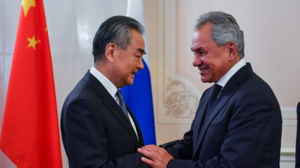 Thư ký Hội đồng An ninh Liên bang Nga Sergei Shoigu và Bộ trưởng Ngoại giao Trung Quốc Vương Ngh. (Ảnh: XInhua)