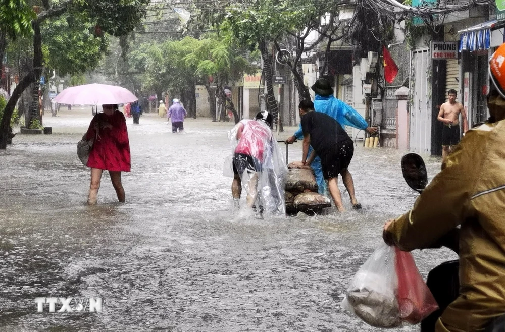 Nước sông Hồng lên cao cùng với mưa lớn từ sáng 11/9 đến giờ khiến phố Tân Ấp, phường Phúc Xá, quận Ba Đình biến thành biển nước. (Ảnh: Thanh Tùng/TTXVN)