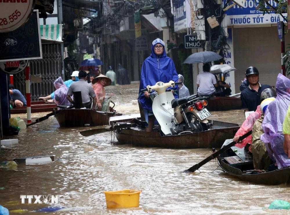 Hình ảnh những con đò dọc ngang trên "đường" ở phường Phúc Tân, quận Hoàn Kiếm như thế này đã hàng chục năm mới lặp lại (ảnh chụp lúc 14h10 ngày 11/9). (Ảnh: An Đăng/TTXVN)