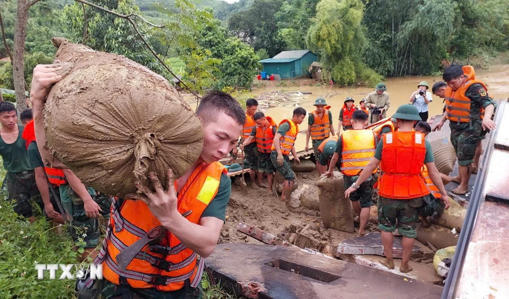 Lực lượng bộ đội gia cố những vị trí xung yếu đề phòng lũ quét tiếp tục xảy ra. (Ảnh: TTXVN phát)