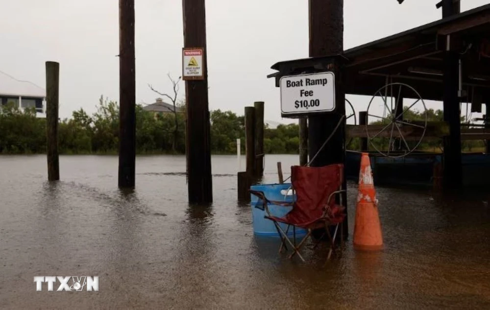 Ngập lụt tại cảng Campo ở bãi biển Shell, bang Louisiana, Mỹ khi bão Francine đổ bộ ngày 11/9. (Ảnh: Reuters/TTXVN)