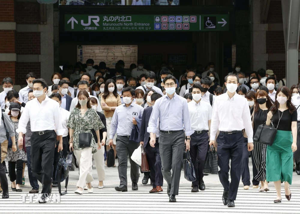 Người dân di chuyển ra khỏi ga tàu điện ngầm tại Tokyo, Nhật Bản. (Ảnh: Kyodo/TTXVN)