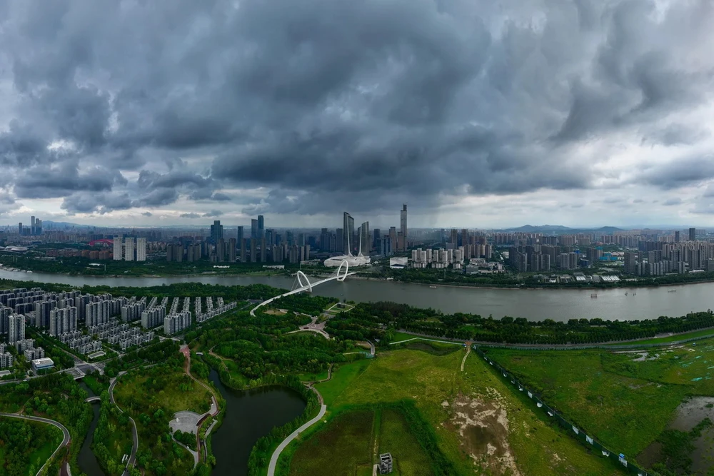 Mây mù bao phủ thành phố trước khi bão Pulasan đổ bộ vào Nam Kinh, Trung Quốc ngày 19/9. (Ảnh: Getty Images)