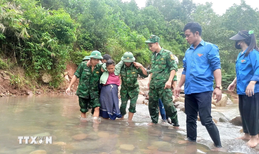 Các lực lượng hỗ trợ người dân qua lại ngầm tràn, điểm giao thông đảm bảo an toàn. (Ảnh: TTXVN phát)