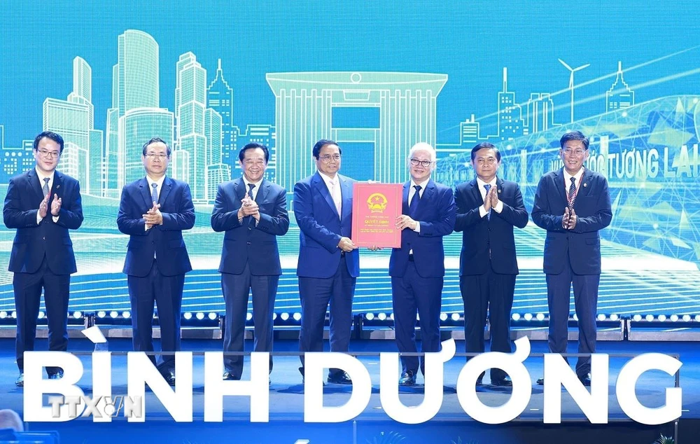 Thủ tướng Phạm Minh Chính trao Quyết định phê duyệt Quy hoạch thời kỳ 2021-2030, tầm nhìn đến năm 2050 cho lãnh đạo tỉnh Bình Dương. (Ảnh: Dương Giang/TTXVN)