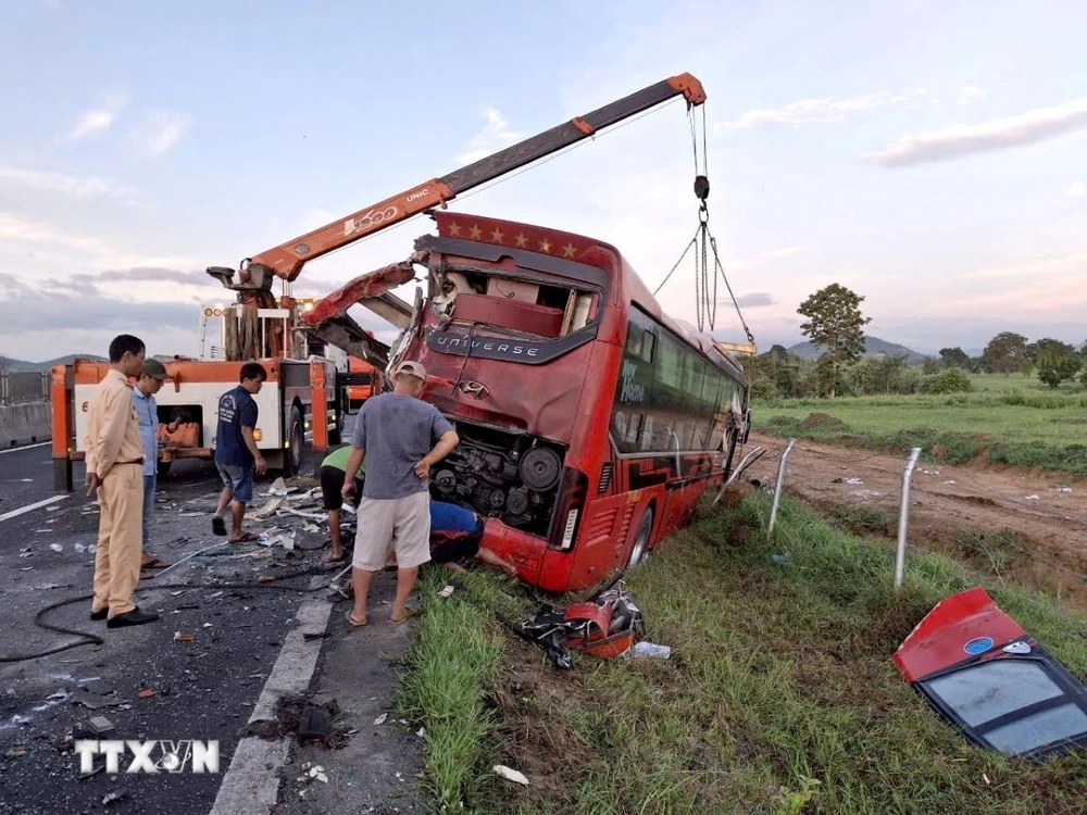 Hiện trường vụ tai nạn nghiêm trọng trên cao tốc Vĩnh Hảo-Phan Thiết làm 2 người chết, 10 người bị thương. (Ảnh TTXVN phát)