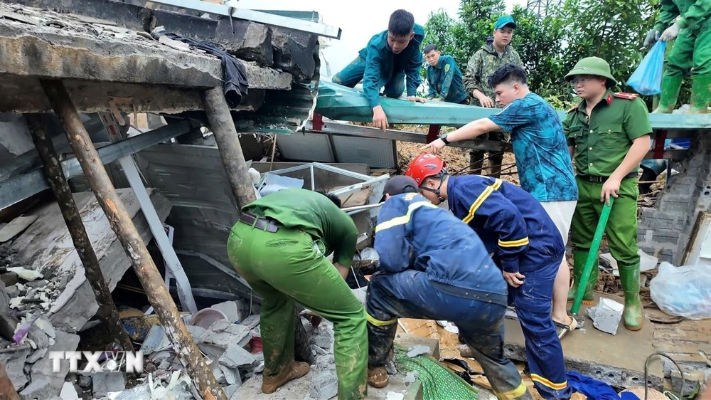 Các lực lượng chức năng khẩn trương thực hiện công tác cứu nạn cứu hộ vụ sạt lở nghiêm trọng tại huyện Bắc Quang (Hà Giang). (Ảnh: TTXVN phát)