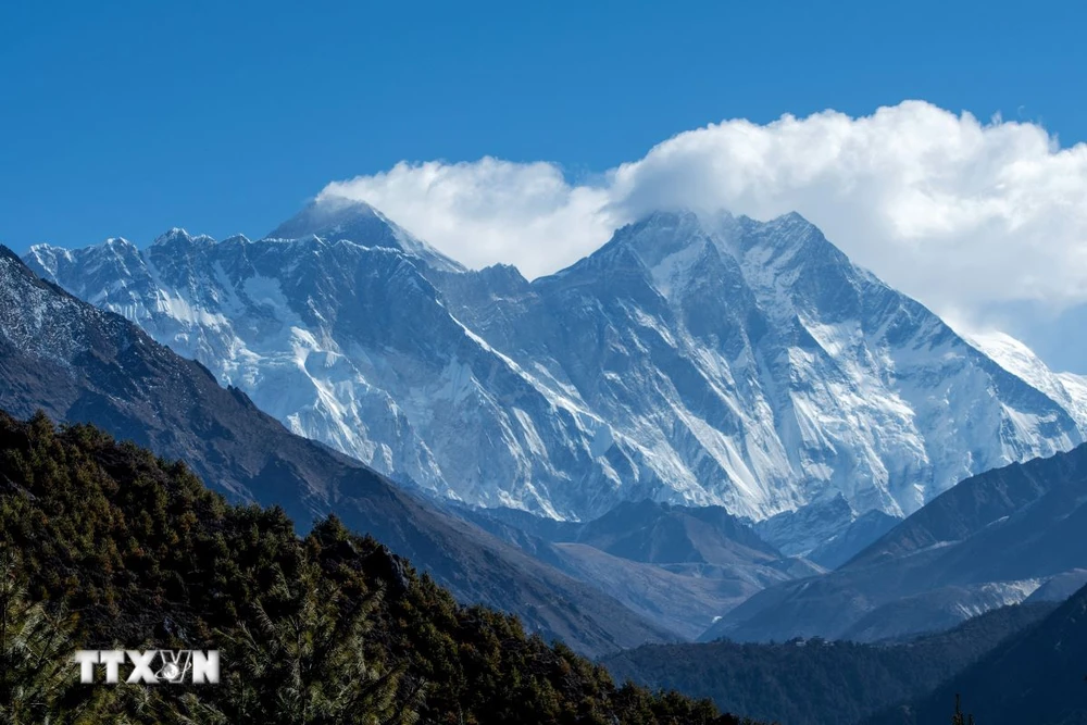 Núi Everest cách thủ đô Kathmandu, Nepal, khoảng 140 km về phía đông bắc. (Ảnh: AFP/TTXVN)