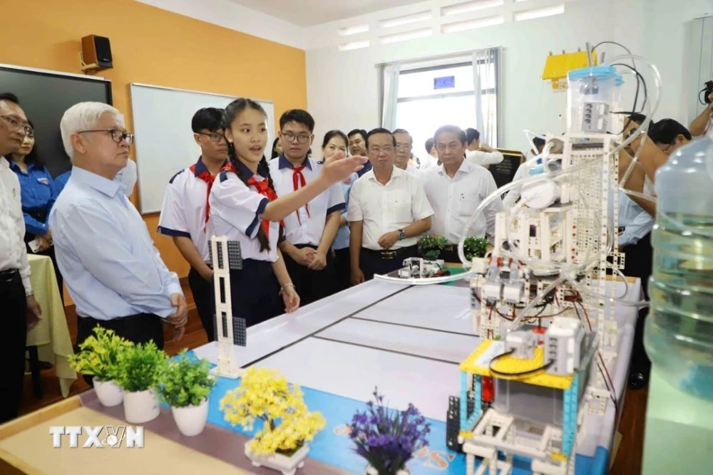 Bí thư Tỉnh ủy Bình Dương Nguyễn Văn Lợi động viên Đội tuyển Robocon tại Trường Trung học cơ sở Mỹ Phước, thành phố Bến Cát trước thềm chuyến đi thi tại Thổ Nhĩ Kỳ sắp tới. (Ảnh: Dương Chí Tưởng/TTXVN)