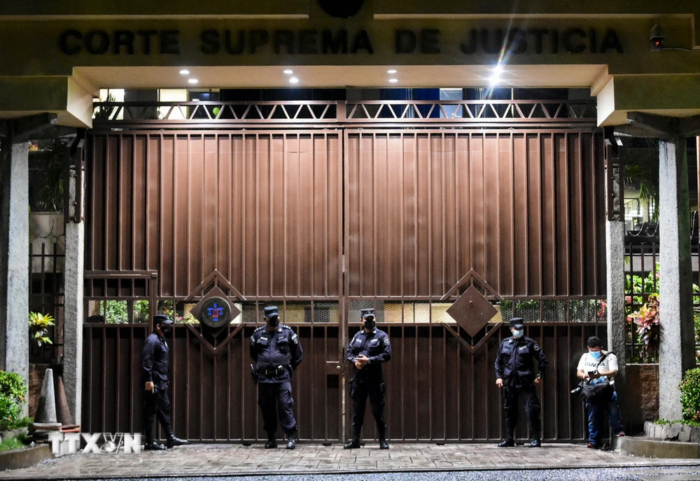 Cảnh sát El Salvador gác ở San Salvador, El Salvador. (Ảnh: AFP/TTXVN)