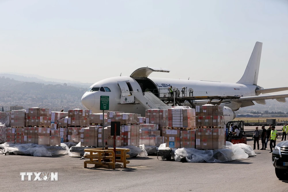 Máy bay chở hàng viện trợ tới sân bay ở Beirut, Liban, ngày 4/10. (Ảnh: THX/TTXVN)