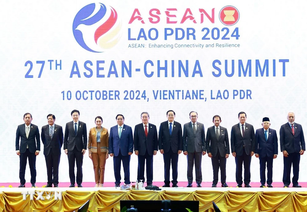 Thủ tướng Phạm Minh Chính cùng Trưởng đoàn các nước ASEAN và Thủ tướng Trung Quốc Lý Cường chụp ảnh chung. (Ảnh: Dương Giang/TXVN)