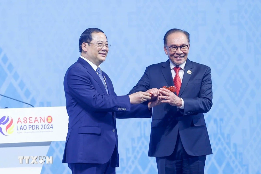 Thủ tướng Lào, Chủ tịch ASEAN 2024 Sonexay Siphandone chuyển giao vai trò Chủ tịch ASEAN 2025 cho Malaysia. (Ảnh: Dương Giang/TTXVN)