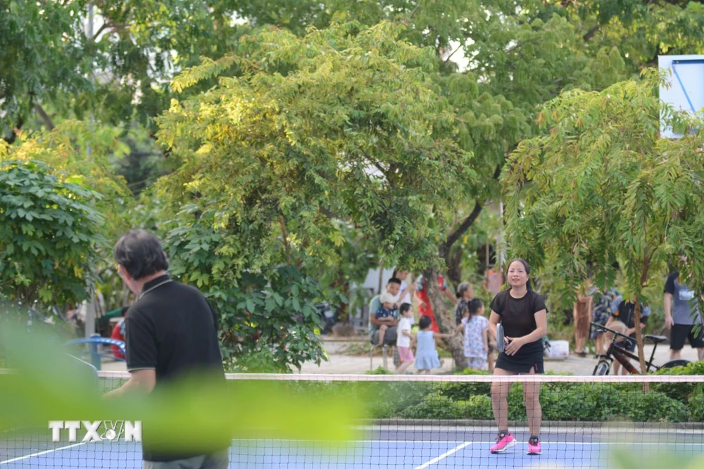 Người dân tham gia chơi pickleball tại sân chơi vừa mới được khánh thành. (Ảnh: Văn Dũng/TTXVN)