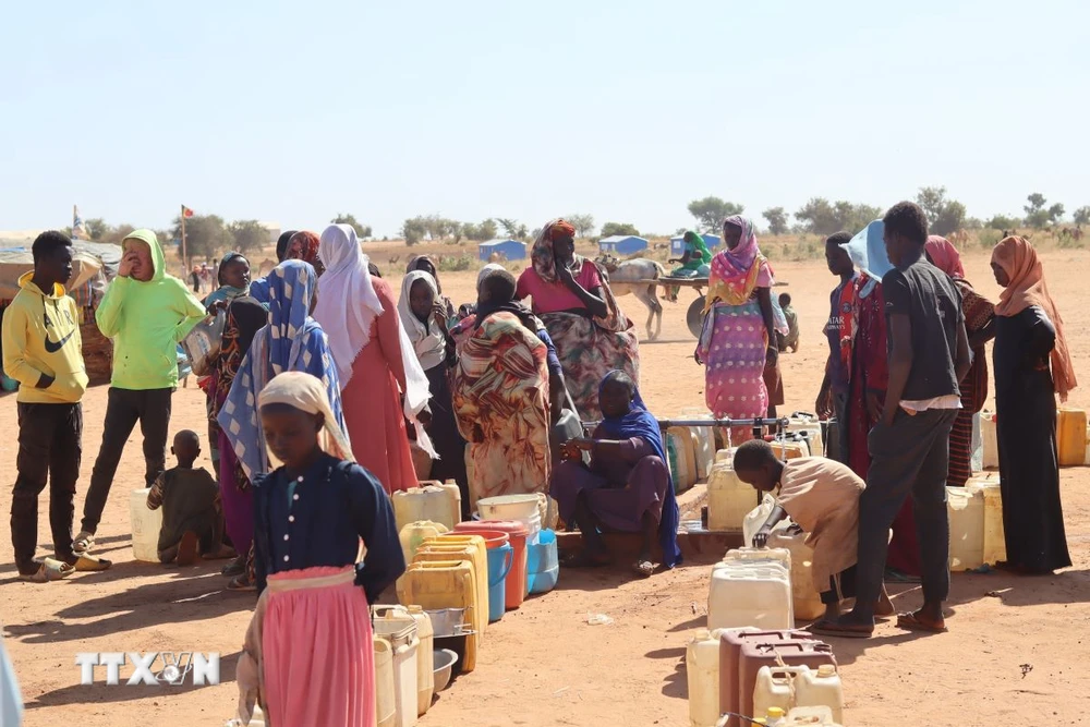 Người tị nạn Sudan sơ tán tránh xung đột sang Adre, Cộng hòa Chad. (Ảnh: AFP/TTXVN)