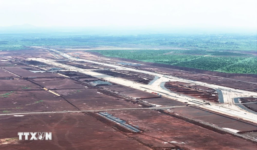 Hạng mục đường băng số 2 sân bay Long Thành dài 4.000m. (Ảnh: Hồng Đạt/TTXVN)