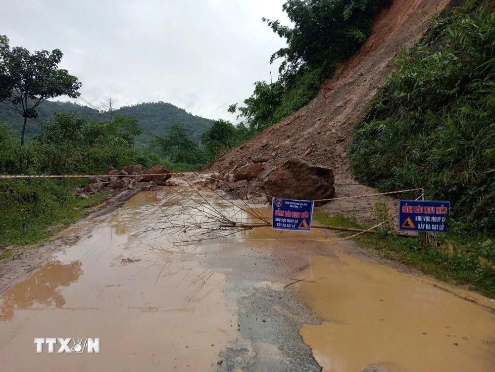 Điểm sạt lở tại tuyến đường từ xã Chiềng Ken đi Nậm Tha, huyện Văn Bàn, tỉnh Lào Cai. (Ảnh: Hương Thu/TTXVN)