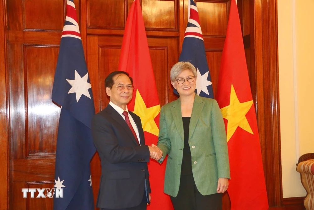 Phó Thủ tướng, Bộ trưởng Ngoại giao Bùi Thanh Sơn và Ngoại trưởng Australia Penny Wong trước Hội nghị. (Ảnh: Thanh Tú/TTXVN)