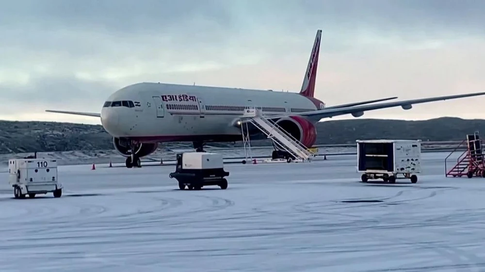 Một máy bay của Air India nằm trên đường băng ở Iqaluit, Canada ngày 15/10, sau khi hạ cánh khẩn cấp do bị đe dọa đánh bom.. (Ảnh: Reuters)