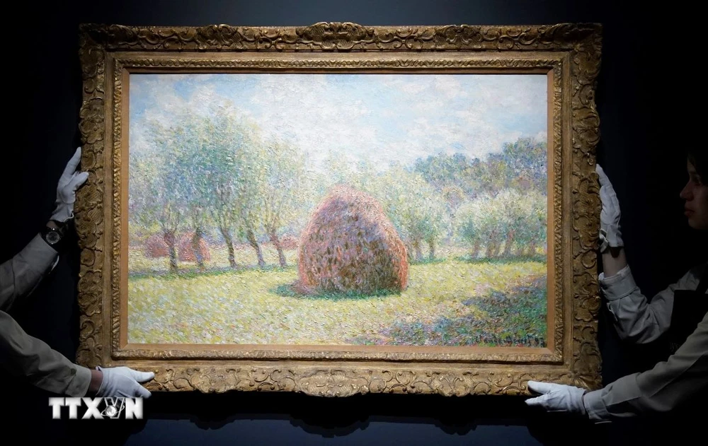 Bức tranh "Meules a Giverny" của danh họa Claude Monet được trưng bày tại nhà đấu giá Sotheby's ở New York, Mỹ ngày 3/5/2024. (Ảnh: AFP/TTXVN)