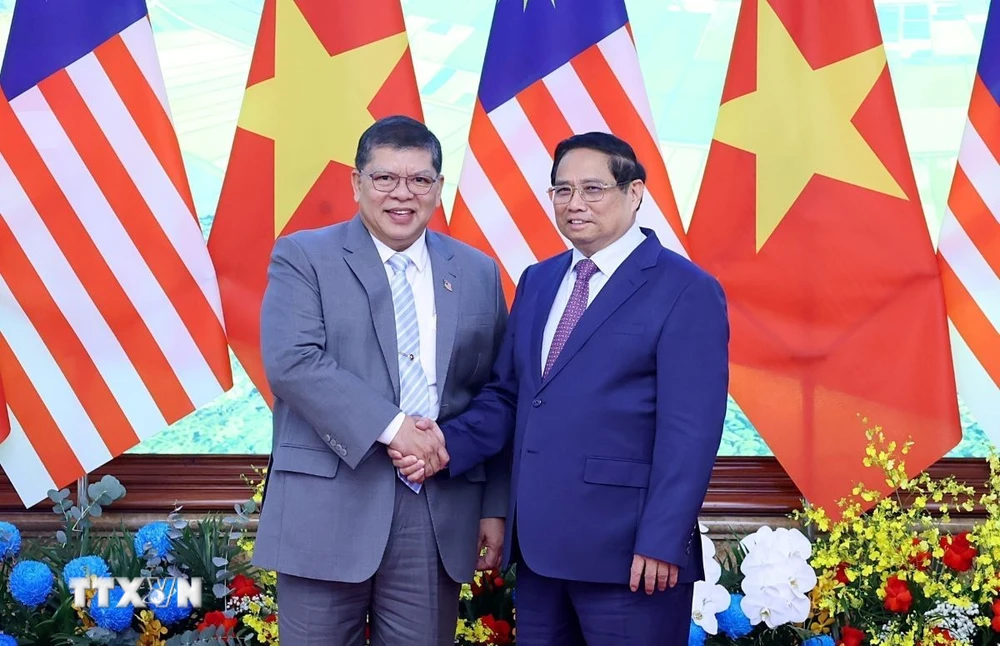 Thủ tướng Phạm Minh Chính với Chủ tịch Hạ viện Malaysia Tan Sri Dato’ Johari Bin Abdul. (Ảnh: Phạm Kiên/TTXVN)