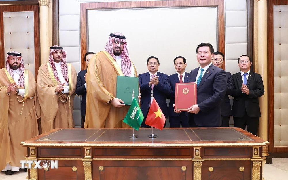 Thủ tướng Phạm Minh Chính và Bộ trưởng Kinh tế và Kế hoạch Saudi Arabia Faisal Al-Ibrahim chứng kiến ký biên bản ghi nhớ về hợp tác trong lĩnh vực kinh tế-thương mại giữa Bộ Công Thương Việt Nam với Bộ Kinh tế và Kế hoạch Saudi Arabia. (Ảnh: Dương Giang/TTXVN)