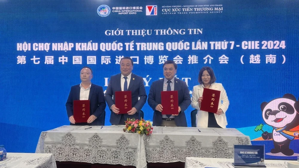 Lễ ký kết tham gia Hội chợ CIIE 2024 giữa Cục Xúc tiến thương mại và Cục Hội chợ nhập khẩu quốc tế Trung Quốc. (Ảnh: Bộ Công Thương)