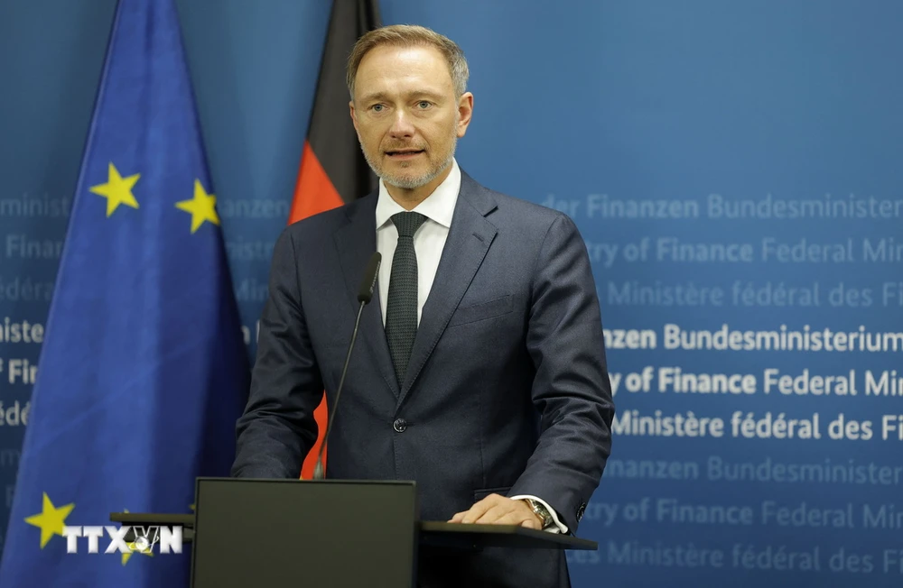 Ông Christian Lindner phát biểu trong một cuộc họp báo ở Berlin. (Ảnh: AFP/TTXVN)