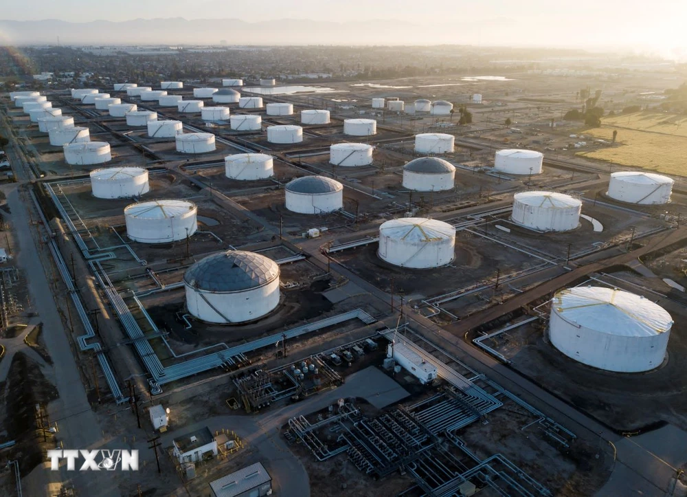 Bể chứa dầu tại kho dự trữ ở Carson, California, Mỹ. (Ảnh: AFP/ TTXVN)