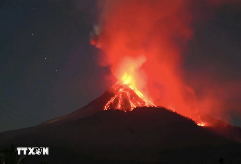 Núi lửa ở tỉnh Đông Nusa Tenggara, Indonesia phun trào ngày 11/11/2024. (Ảnh: THX/TTXVN)