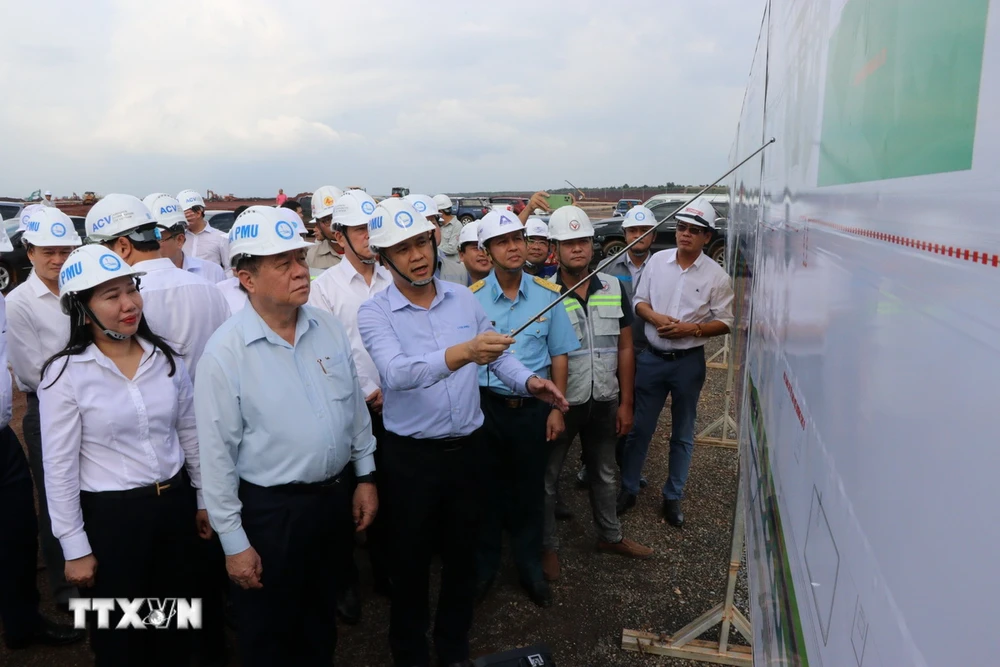 Trưởng Ban Tuyên giáo Trung ương Nguyễn Trọng Nghĩa nghe giới thiệu về sân bay Long Thành. (Ảnh: Công Phong/TTXVN)