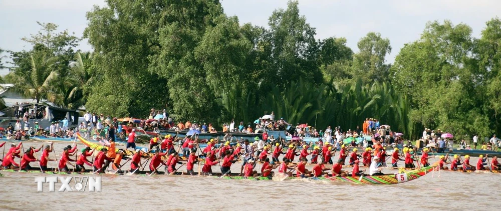 Các đội đua ghe Ngo tranh tài. (Ảnh: Lê Sen/TTXVN)