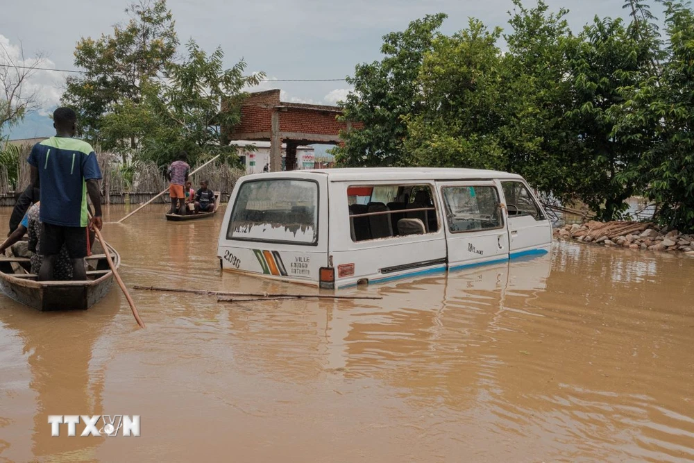 Cảnh ngập lụt sau những trận mưa lớn tại quận Gatumba thuộc Bujumbura, Burundi, ngày 19/4/2024. (Ảnh: AFP/TTXVN)