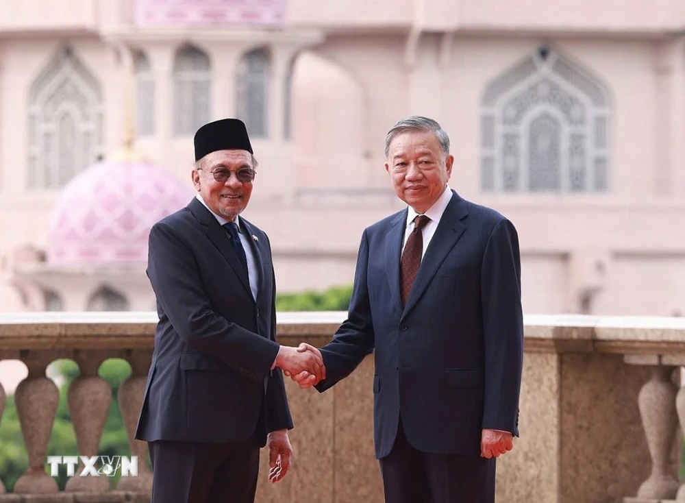 Tổng Bí thư Tô Lâm và Thủ tướng Malaysia Anwar Ibrahim chụp ảnh chung. (Ảnh: Thống Nhất/TTXVN)