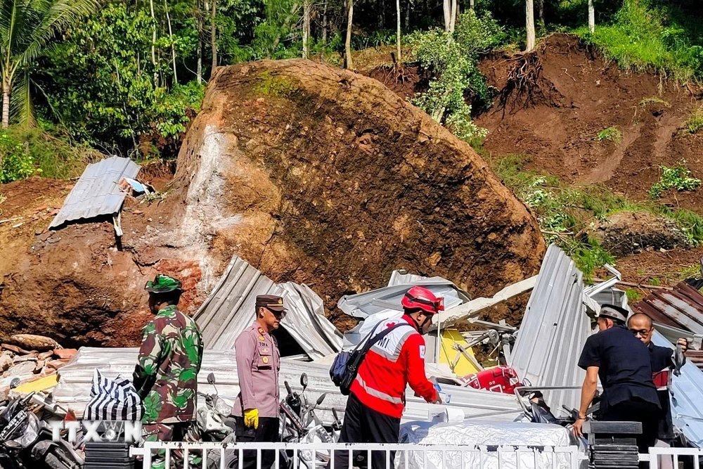 Hiện trường vụ lở đất tại Trung Java, Indonesia. (Ảnh: THX/TTXVN)