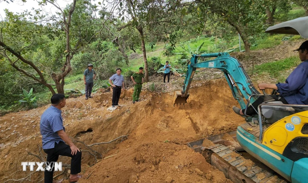 Lãnh đạo huyện Phú Riềng cùng các đơn vị trực tiếp chỉ đạo dọn dẹp, cào lấp hầm khai thác vàng. (Ảnh: Đậu Tất Thành/TTXVN.)