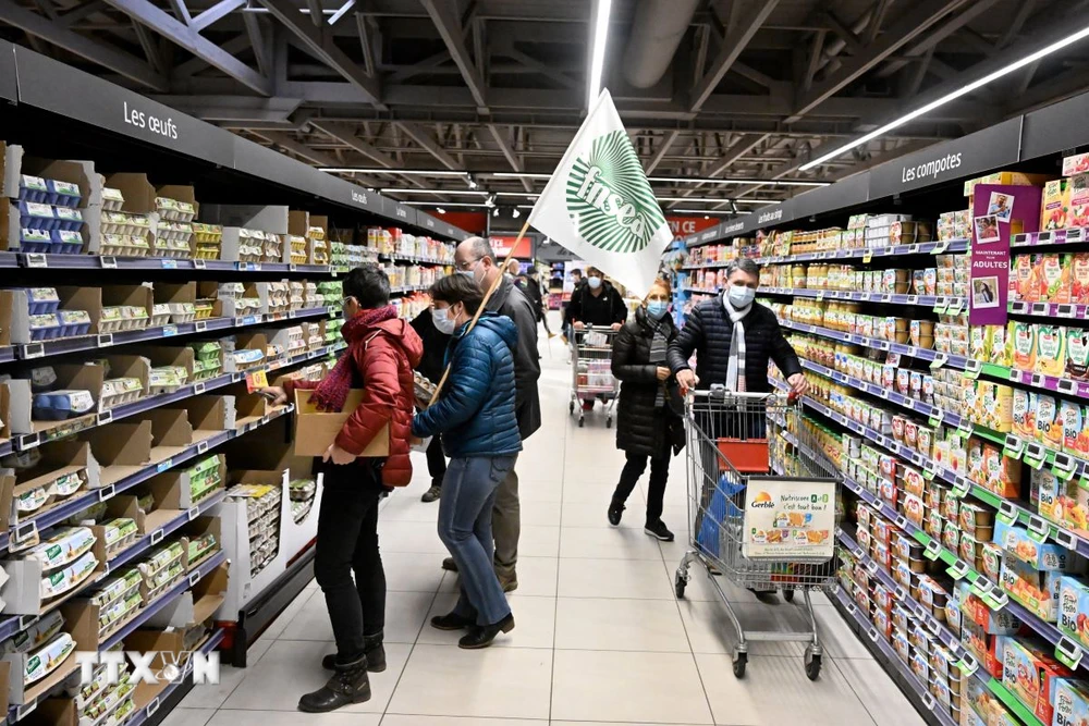 Khách hàng mua đồ trong siêu thị ở Rennes, miền Tây Pháp. (Ảnh: AFP/TTXVN)