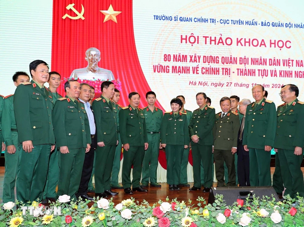 Thượng tướng, Tiến sỹ Lê Huy Vịnh, Thứ trưởng Bộ Quốc phòng, và các đại biểu dự hội thảo. (Ảnh: Trọng Đức/TTXVN)