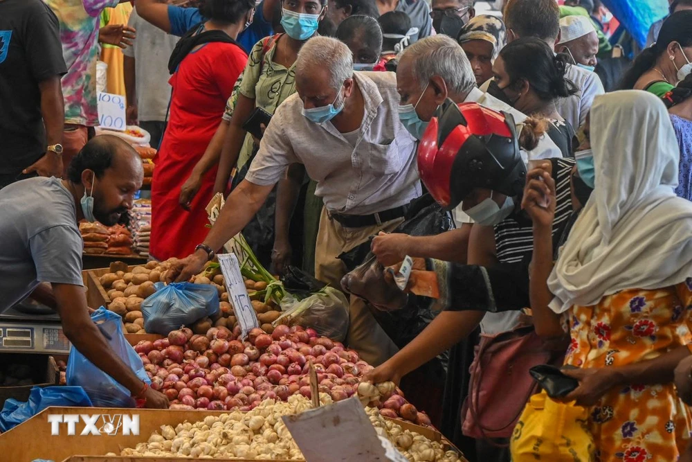 Người dân mua thực phẩm tại một khu chợ ở Colombo, Sri Lanka. (Ảnh: AFP/ TTXVN)