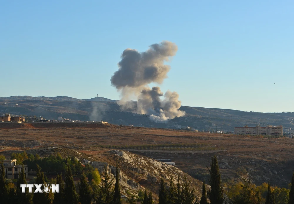 Khói bốc lên sau cuộc không kích của Israel xuống Tây Bekaa, Liban ngày 26/11/2024. (Ảnh: THX/TTXVN)