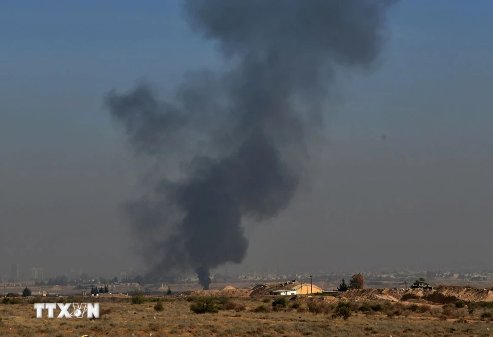 Khói bốc lên sau cuộc không kích của Israel tại Damascus, Syria. (Ảnh: THX/TTXVN)