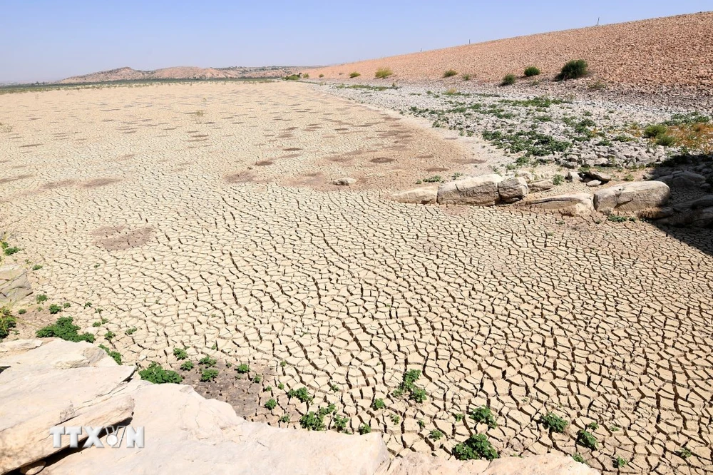 Đập El-Haouareb ở gần Kairouan, cách thủ đô Tunis của Tunisia 160km về phía nam, khô cạn do hạn hán. (Ảnh: AFP/TTXVN)