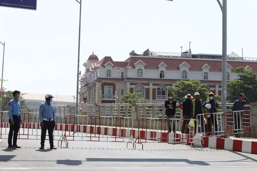 Cảnh sát tiến hành phong tỏa khu vực có ca nhiễm (Ảnh: Nguyễn Hùng/Vietnam+)