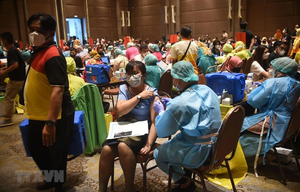 Nhân viên y tế tiêm vắcxin phòng COVID-19 cho người dân tại Tangerang, tỉnh Banten, Indonesia, ngày 1/3/2021. (Ảnh: THX/ TTXVN) 