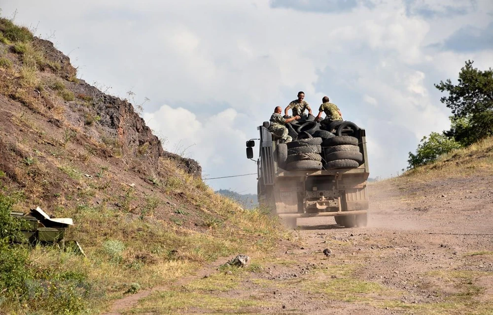 Binh sỹ Armenia tại khu vực gần biên giới Armenian-Azerbaijan. (Ảnh: AFP/TTXVN) 