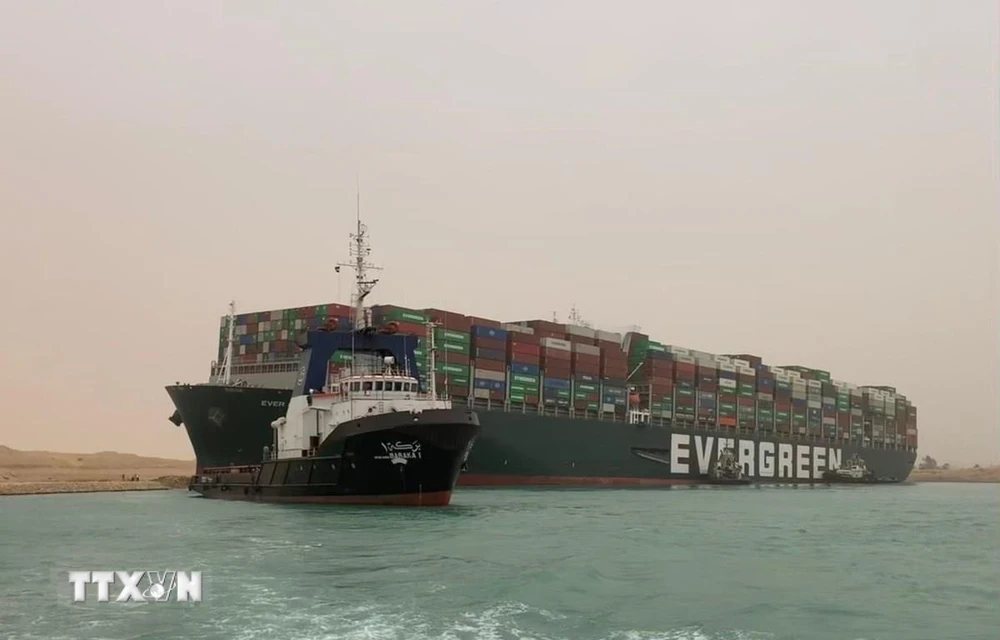 Siêu tàu chở hàng Ever Given bị mắc cạn tại Kênh đào Suez, Ai Cập, ngày 24/3/2021. (Ảnh: THX/TTXVN) 