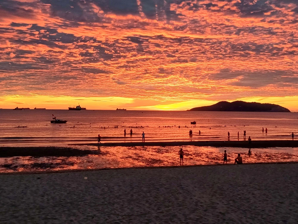Photo] Ngắm bình minh đẹp nao lòng ở bãi biển Cửa Lò | Vietnam+  (VietnamPlus)