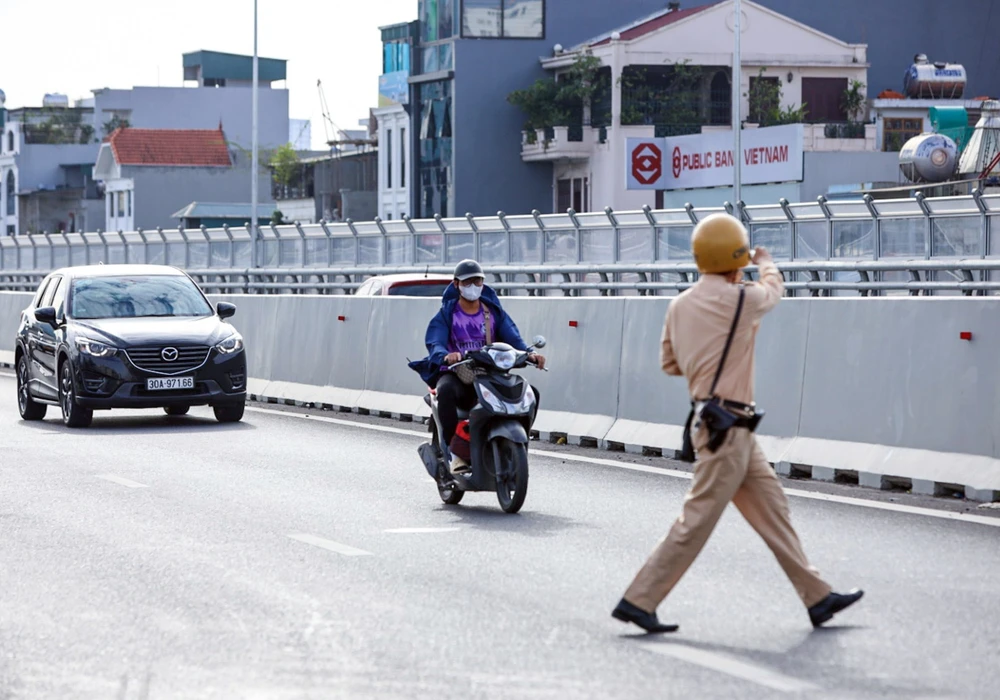 Xử lý nhiều trường hợp điều khiển xe máy vào đường Vành đai 2 trên cao |  Vietnam+ (VietnamPlus)